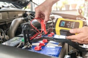 Wie schließe ich ein Batterieladegerät richtig an?